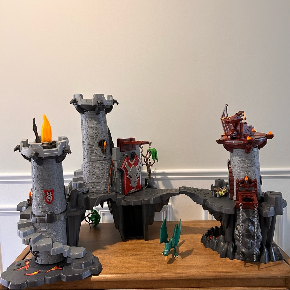 Playmobil dragons castle and dungeon set 4835 and 4836